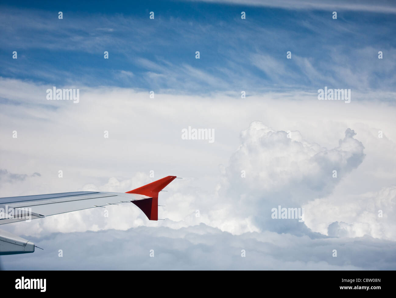 Vue depuis la fenêtre de l'avion sur l'aile d'avion et le ciel Banque D'Images
