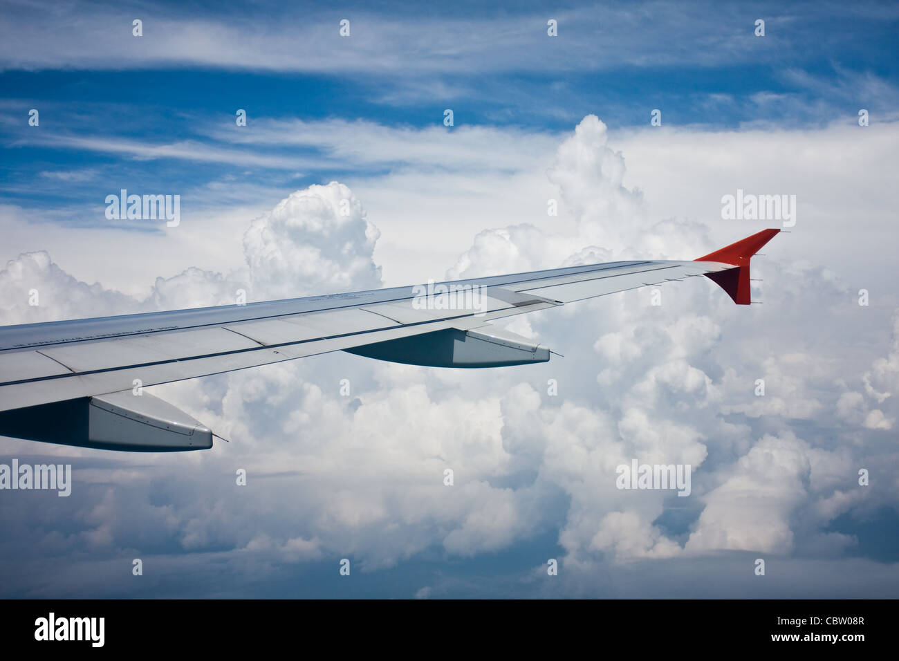 Vue depuis la fenêtre de l'avion sur l'aile d'avion et le ciel Banque D'Images
