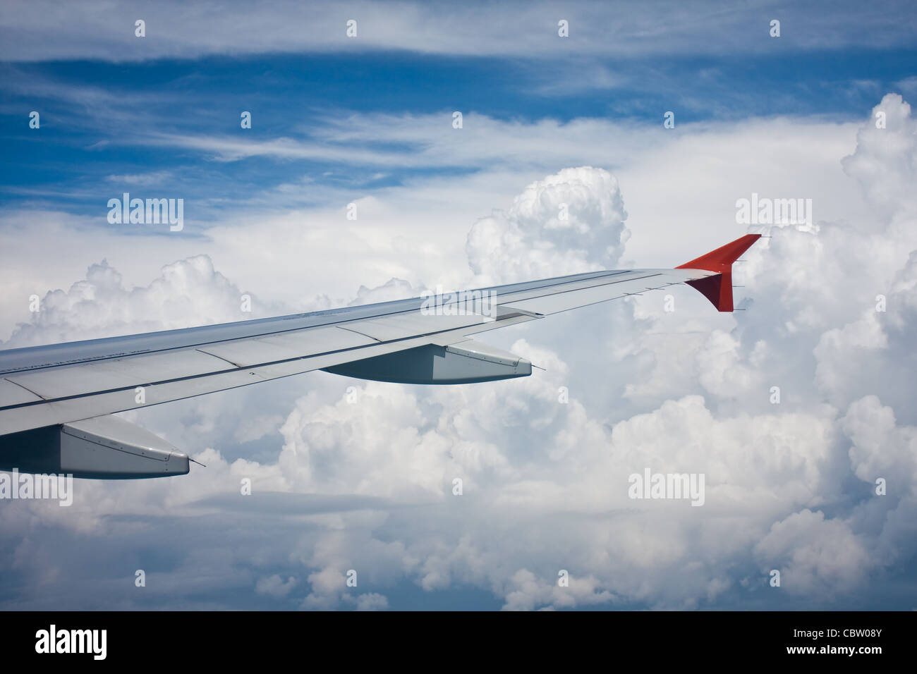 Vue depuis la fenêtre de l'avion sur l'aile d'avion et le ciel Banque D'Images