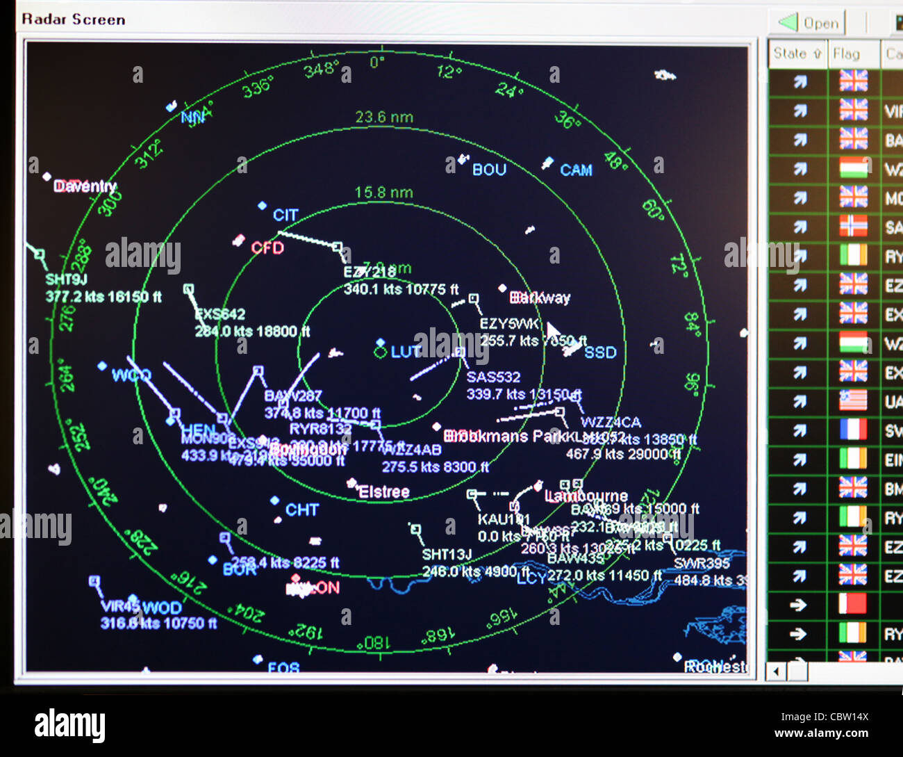 L'écran radar du contrôle de la circulation aérienne des aéronefs au-dessus de l'aéroport de Luton, Royaume-Uni Banque D'Images