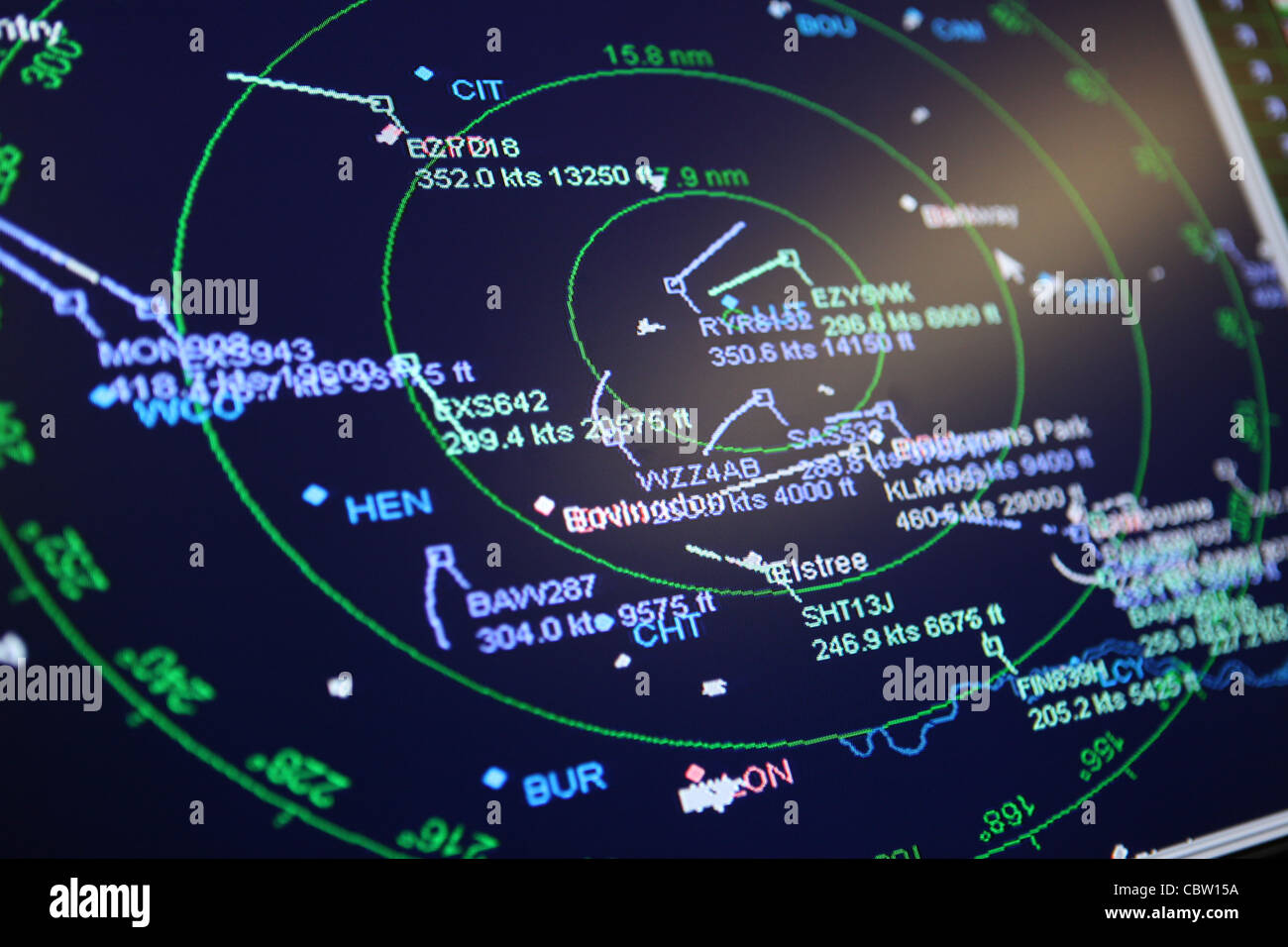 L'écran radar du contrôle de la circulation aérienne des aéronefs au-dessus de l'aéroport de Luton, Royaume-Uni Banque D'Images