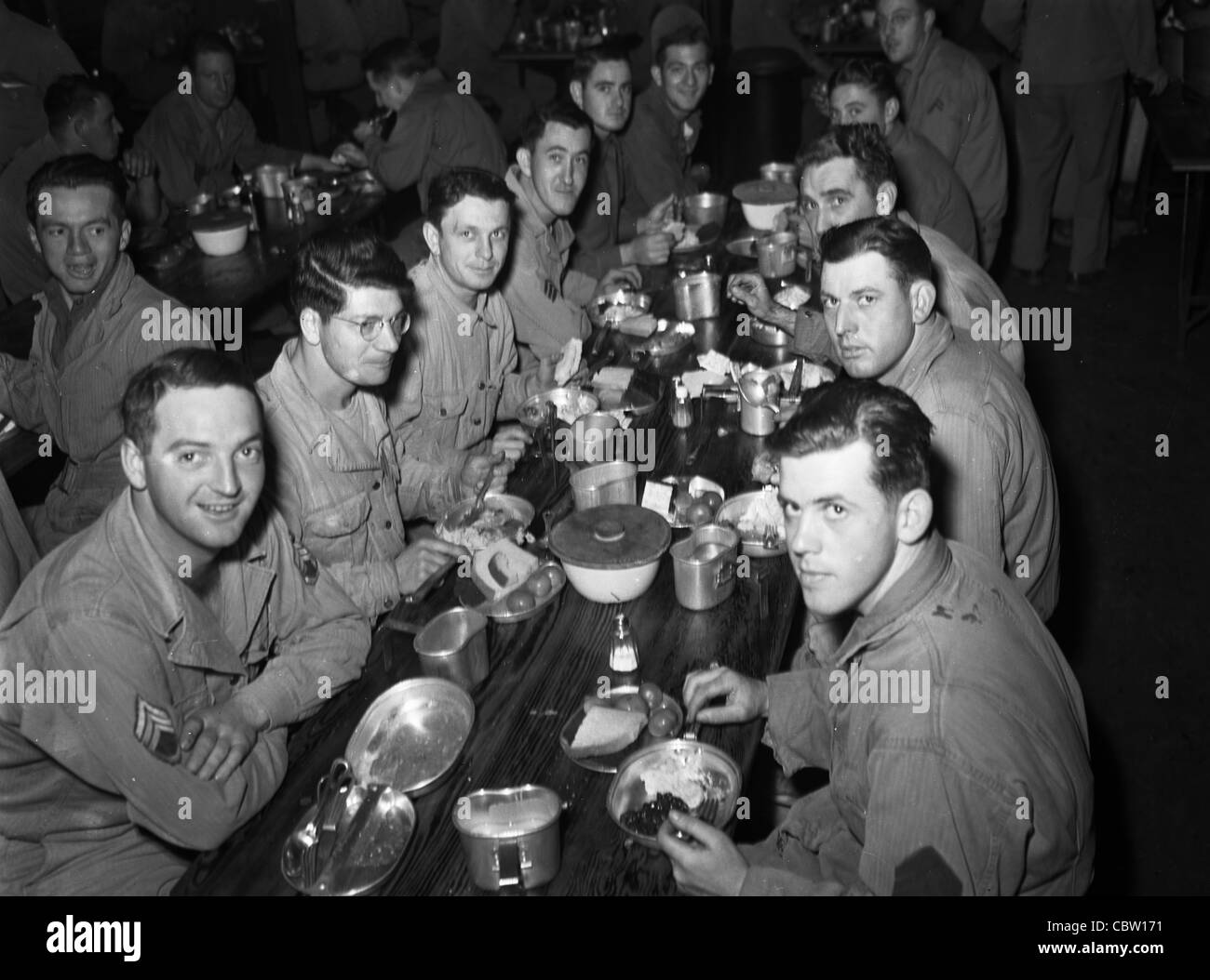 L'Europe et l'Angleterre durant la Seconde Guerre mondiale. Sig américain ayant dîner et boissons grand groupe dans les rangées de tableaux Banque D'Images