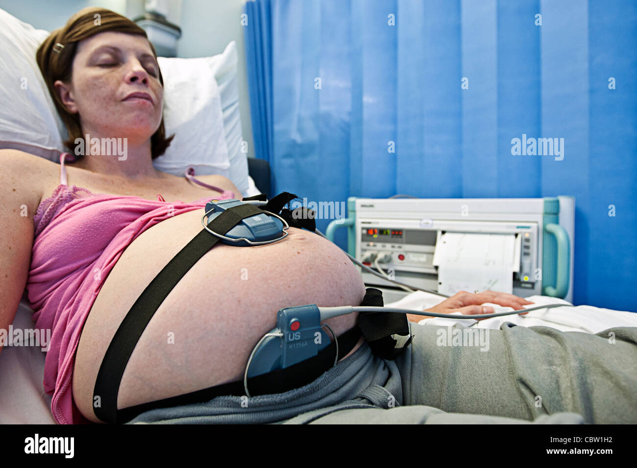 Femme enceinte lourdement à l'hôpital Banque D'Images