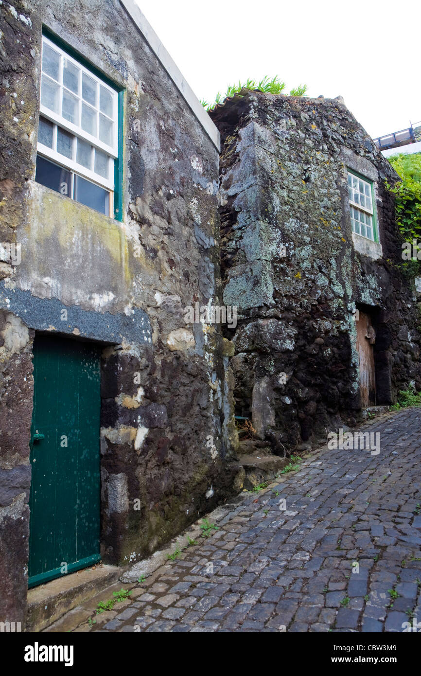 Rues de Vila Nova do Corvo, l'île de Corvo, la plus petite et la plus isolée des îles dans les Açores. Banque D'Images