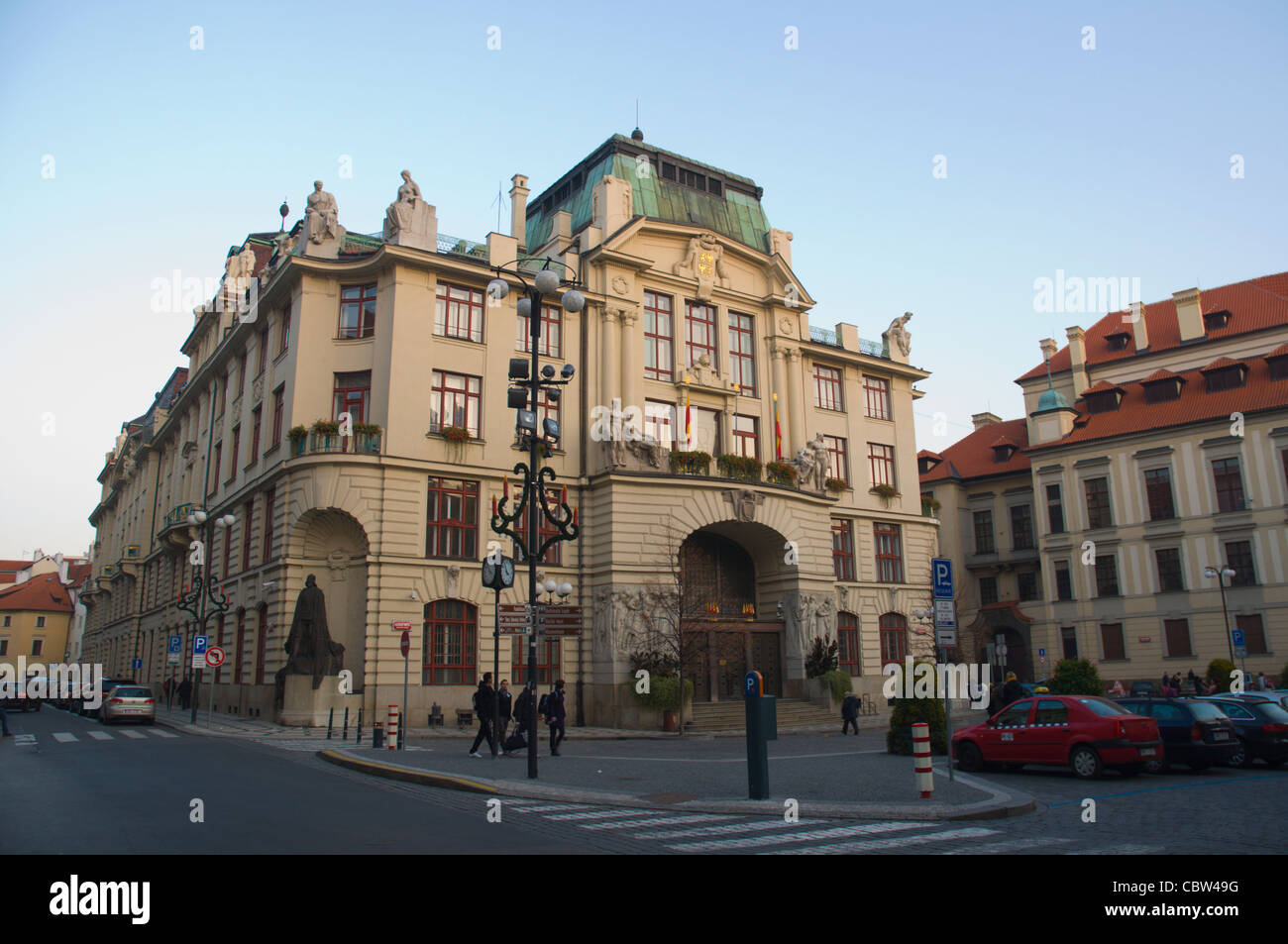 La place Namesti Marianske avec Nova Radnice le nouvel hôtel de ville dans la vieille ville de Prague République Tchèque Europe Banque D'Images