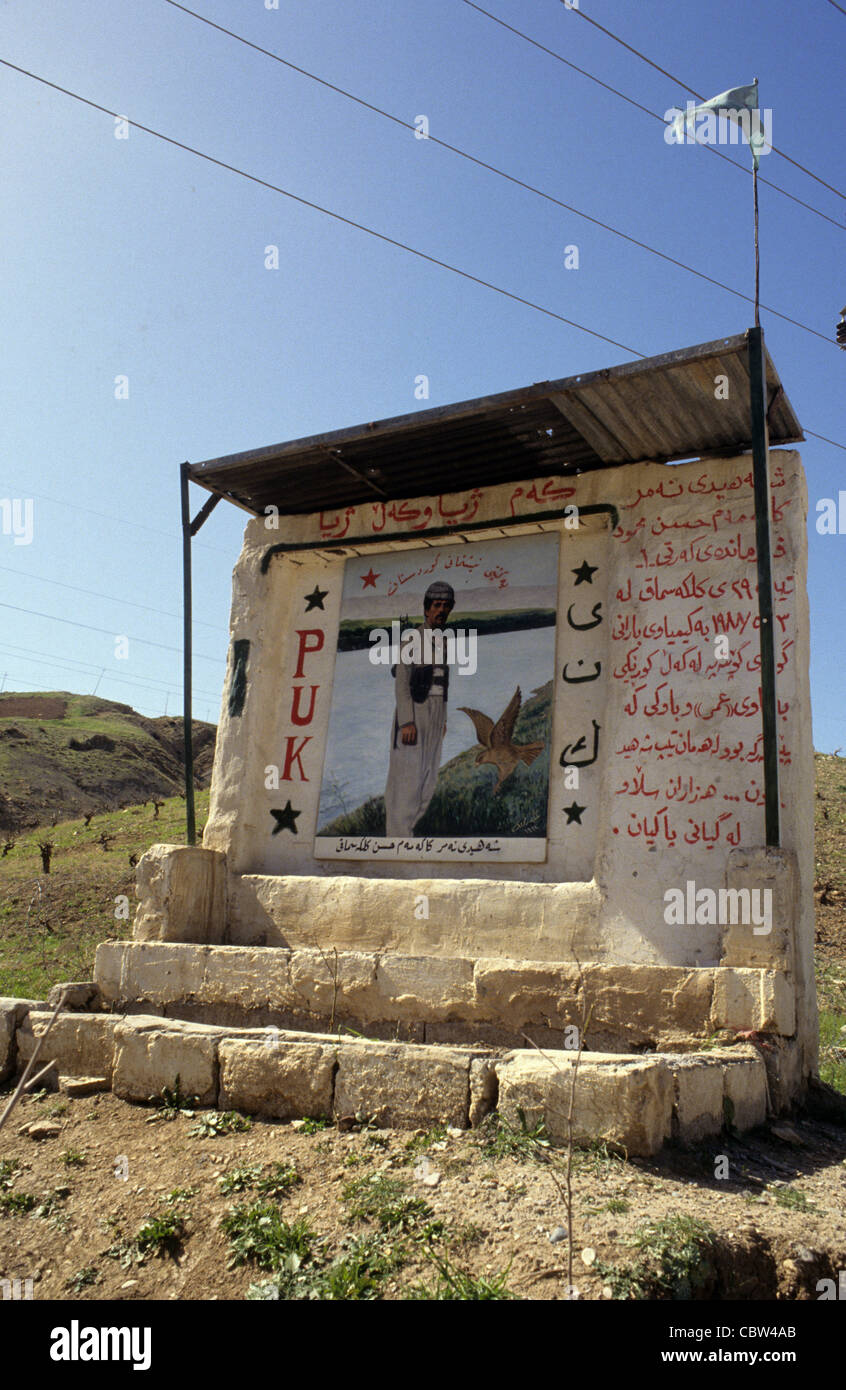 Monument à la bordure de la tombée de la chasse kurde PUK, Union patriotique du Kurdistan, Kurdistan irakien Banque D'Images