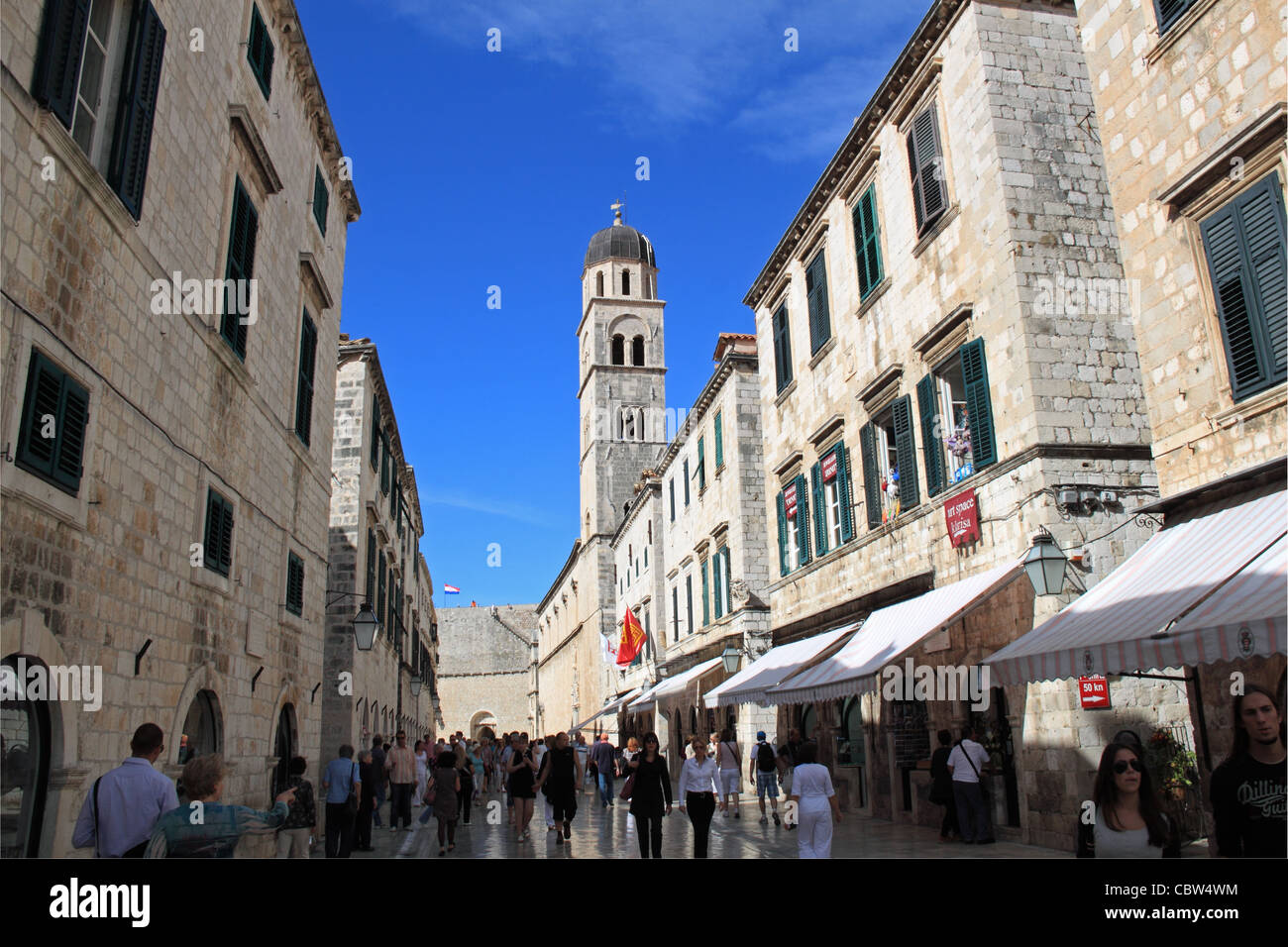 Placa boutiques et monastère franciscain Stradun de Dubrovnik, Dubrovnik-Neretva, Croatie, Balkans, Mer Adriatique, de l'Europe Banque D'Images
