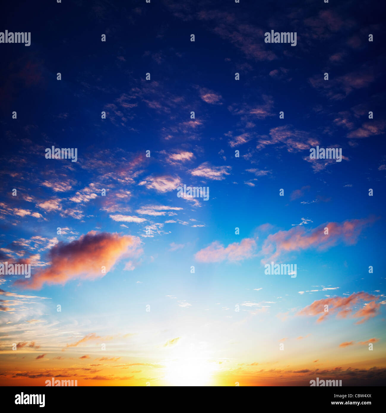 Vue d'un incroyable coucher de ciel. La composition carrée. Banque D'Images