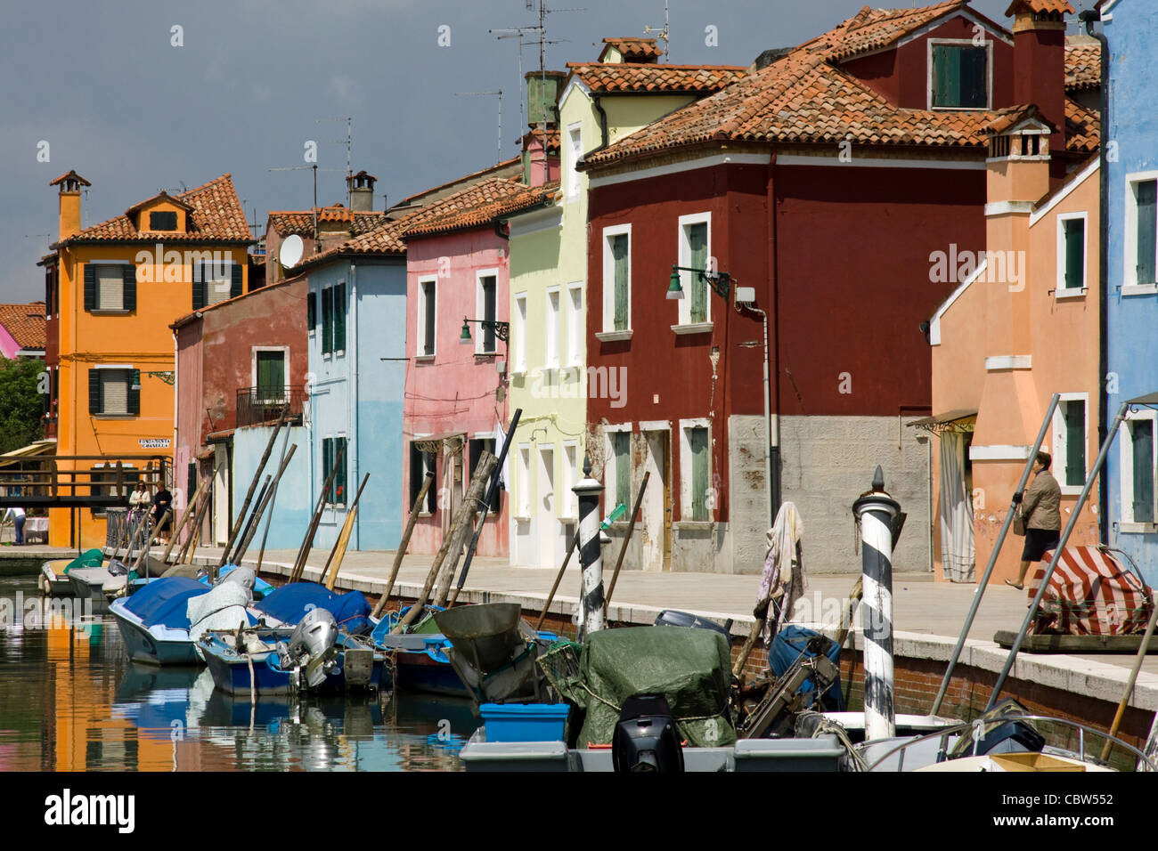 Maisons peintes de couleurs vives sur le front de mer de Burano Italie Banque D'Images