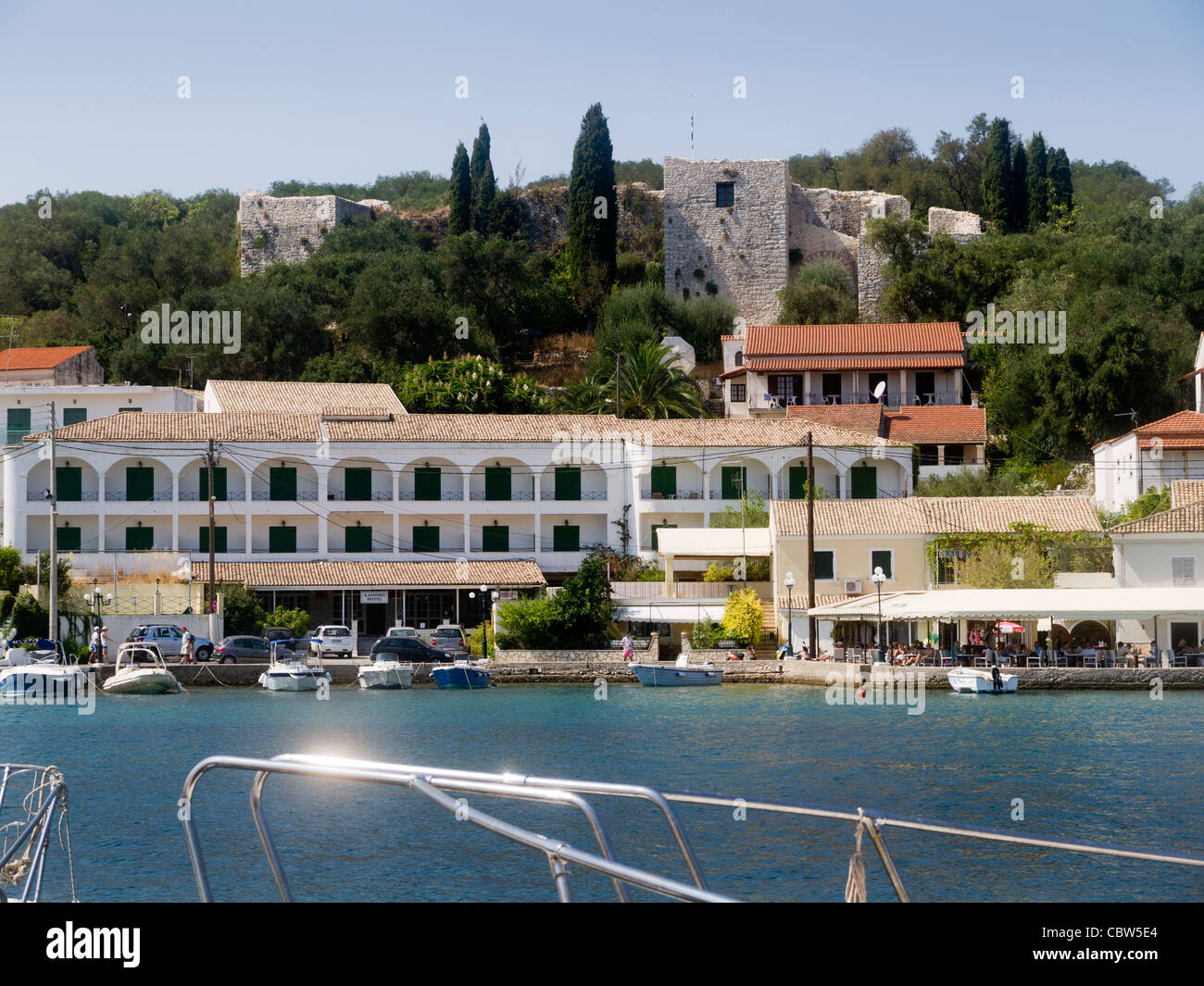 Joli village de Kassiopi sur l'île de Corfou, qui est une île grecque dans la mer Ionienne. Banque D'Images