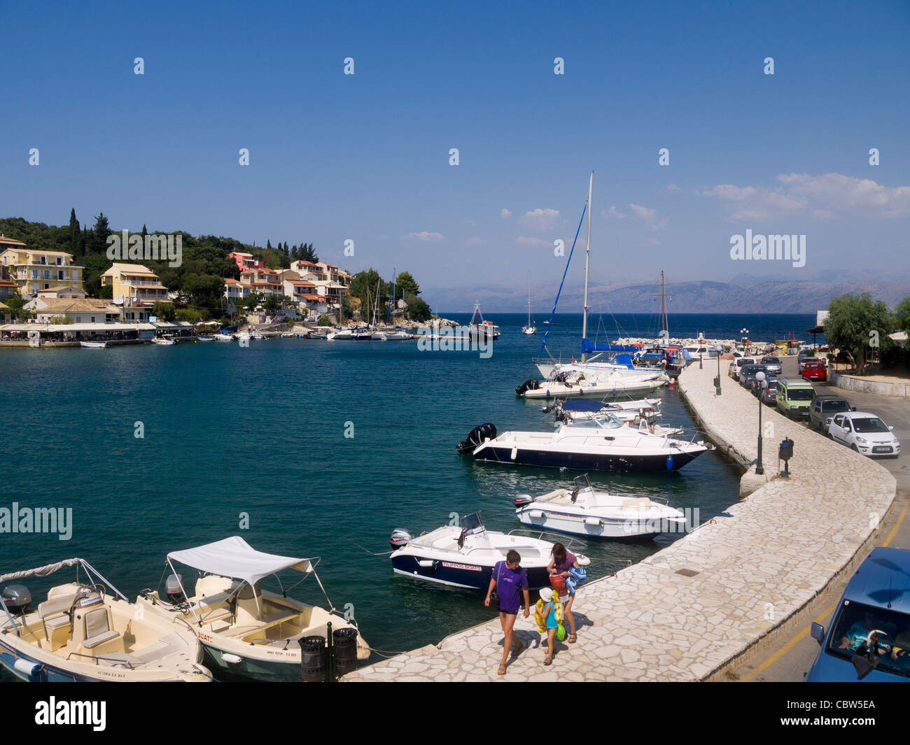 Joli village de Kassiopi sur l'île de Corfou, qui est une île grecque dans la mer Ionienne. Banque D'Images