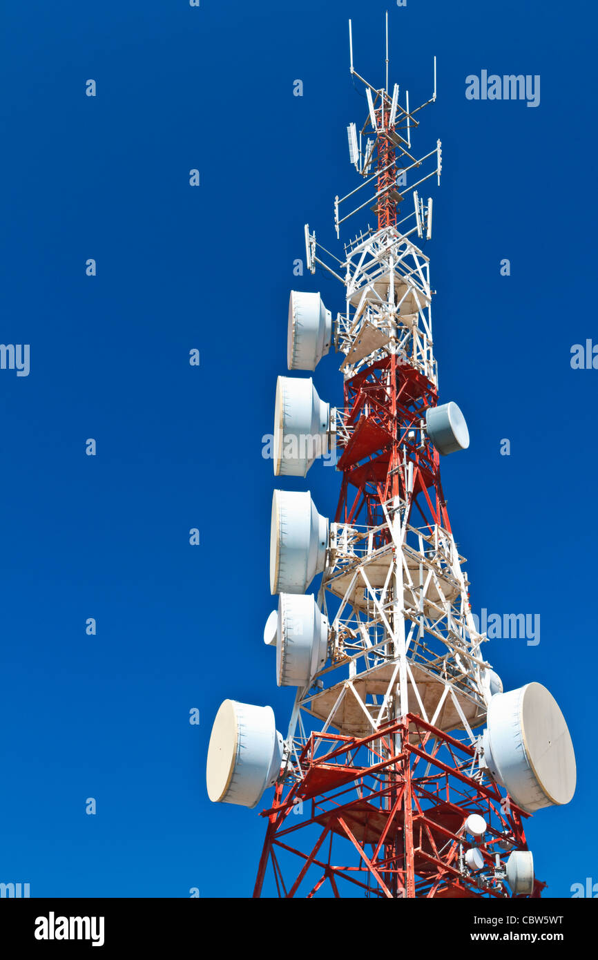 Tour de communications avec un beau ciel bleu Banque D'Images