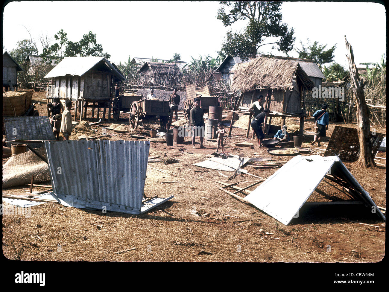 Village détruit après le têt dans la 4e Division d'infanterie la zone d'activité guerre du vietnam pleiku Banque D'Images