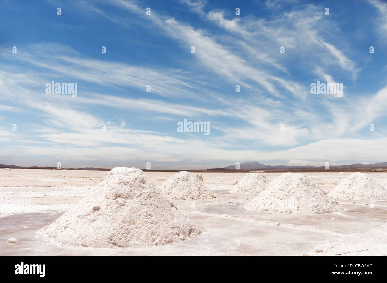 Des tas de sel déterrés sur le Salar de Uyuni en Bolivie Banque D'Images