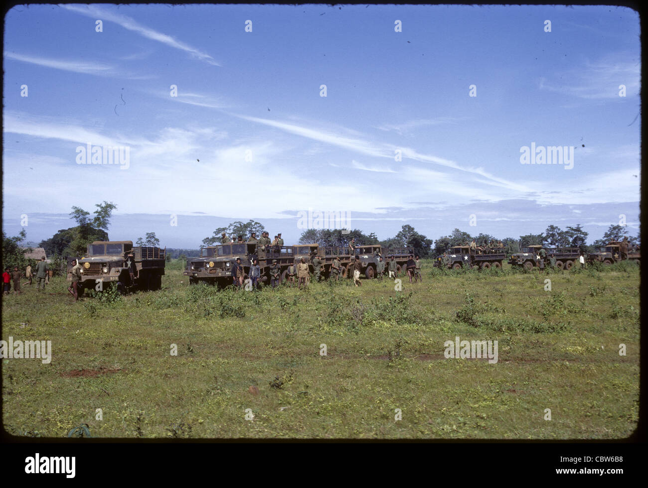 Les camions de 2,5 tonnes alignées dans la 4e Division d'infanterie, la zone d'opérations de guerre du vietnam pleiku Banque D'Images