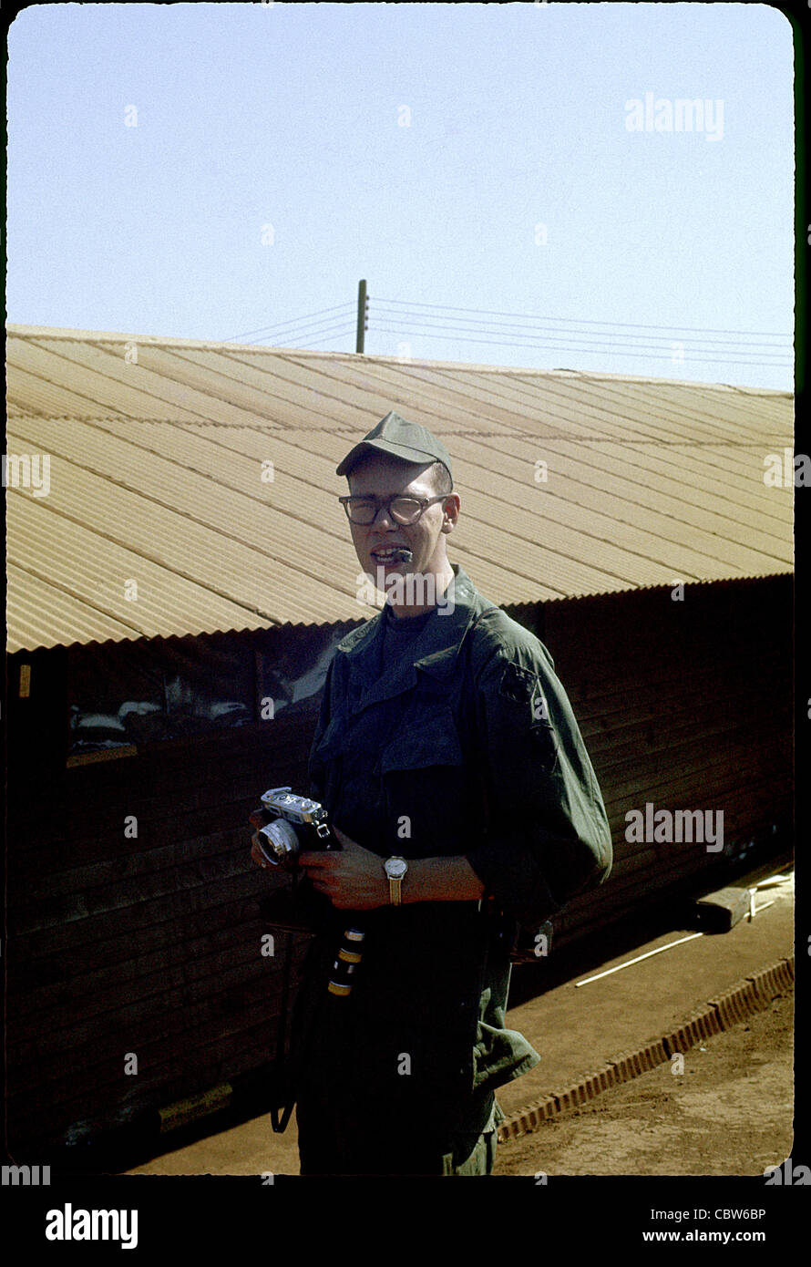 L'US Army Signal Corps photographe à la 4e Division d'infanterie la zone d'activité guerre du vietnam pleiku Banque D'Images