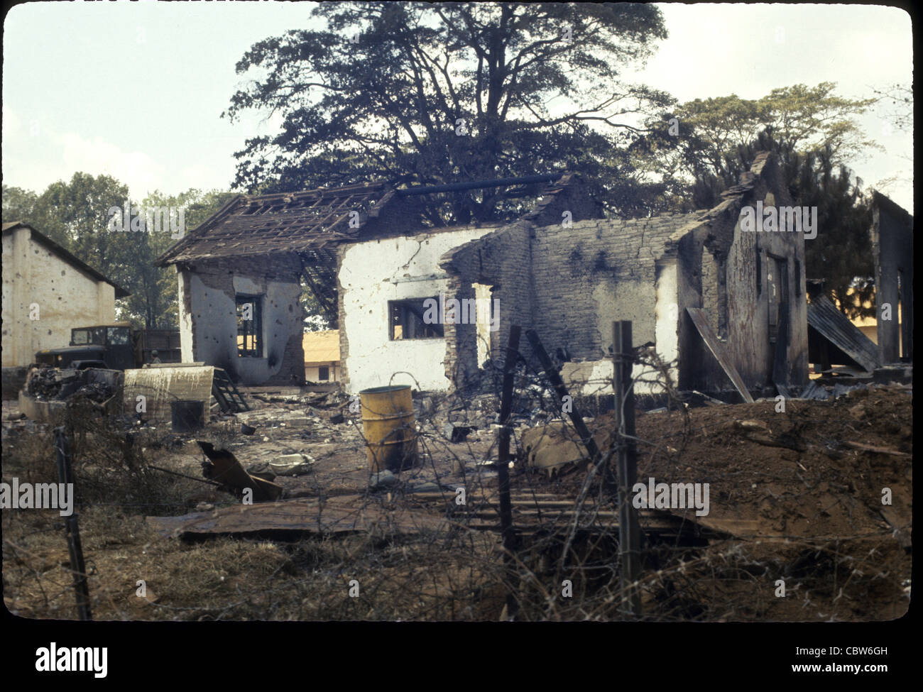 Bâtiment bombardé après l'offensive du Têt dans la 4e Division d'infanterie la zone d'activité guerre du vietnam pleiku Banque D'Images