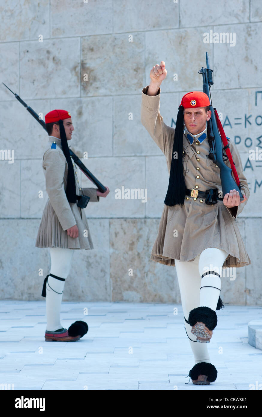 Guards parade à la place Syntagma, Athènes, Grèce. Banque D'Images