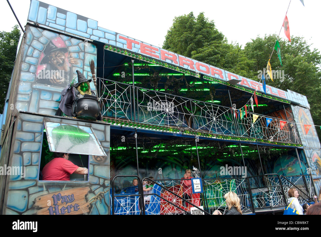 Le Château de la terreur ghost train / Haunted House ride à la juste au festival de Robin des Bois Banque D'Images