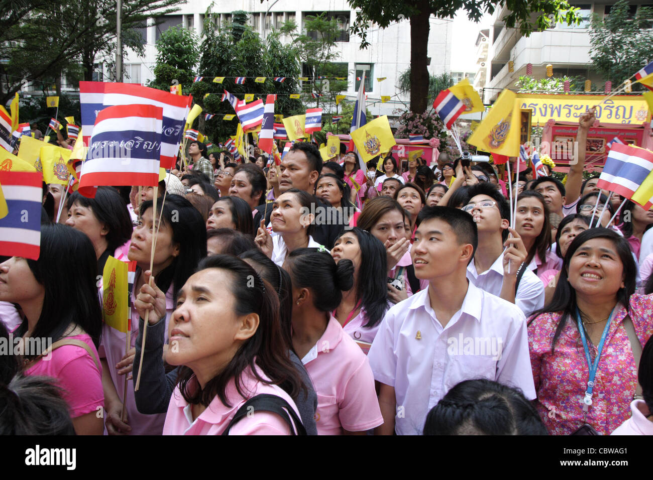 Thai bienfaiteurs le Roi Bhumibol Adulyadej de Thaïlande qui se rassemble pour célébrer le 84ème anniversaire à l'hôpital Siriraj de Bangkok Banque D'Images