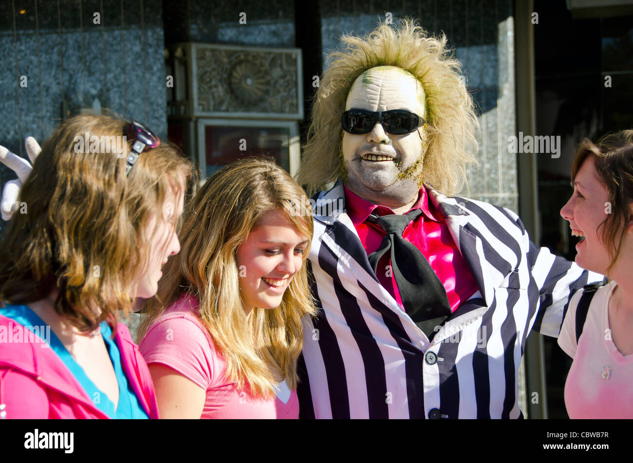 Beatlejuice personnage avec touristes Universal Studios Orlando Floride Banque D'Images