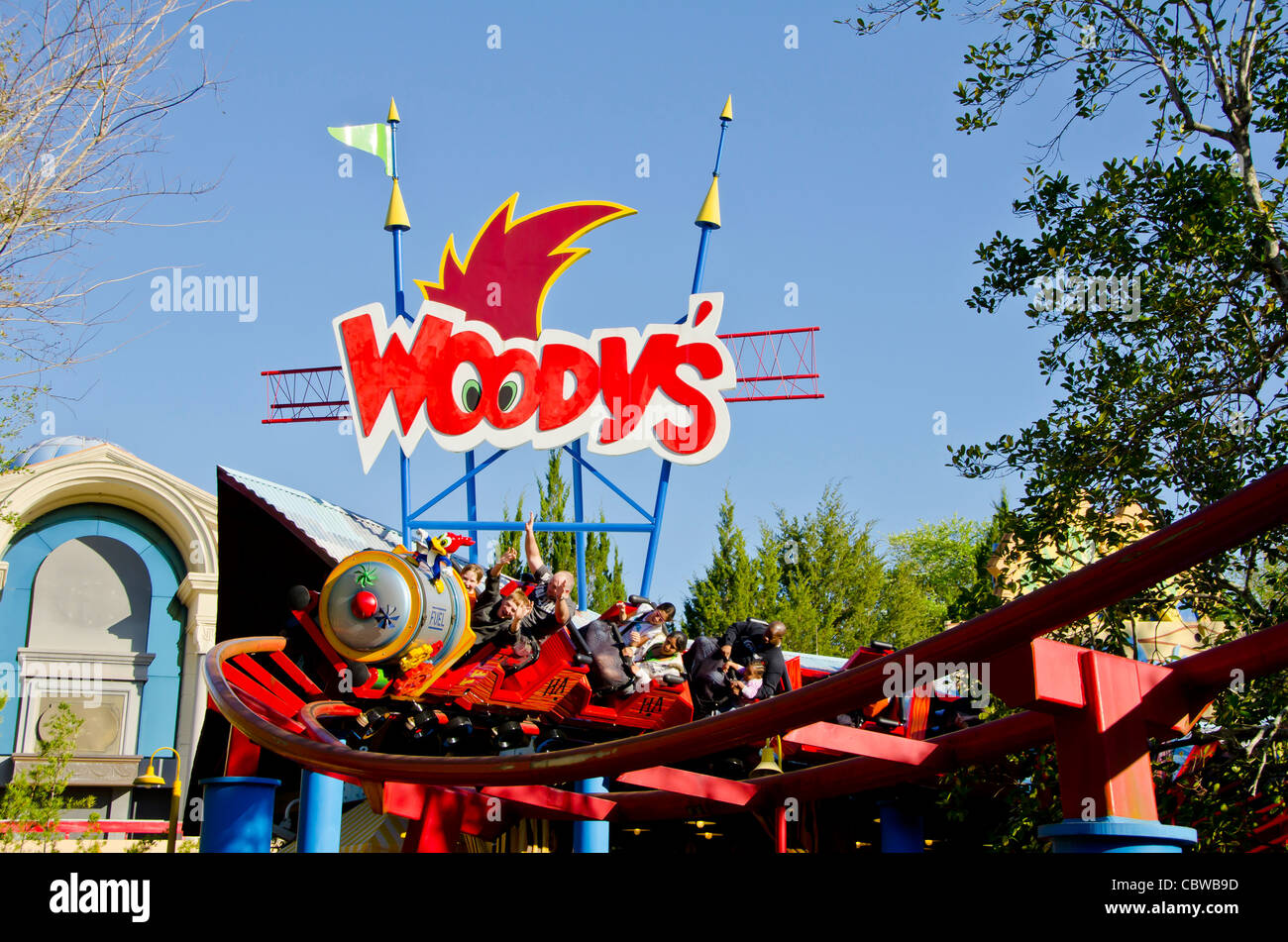 Woody Woodpecker asile Coaster avec des touristes à Universal Studios Orlando en Floride Banque D'Images