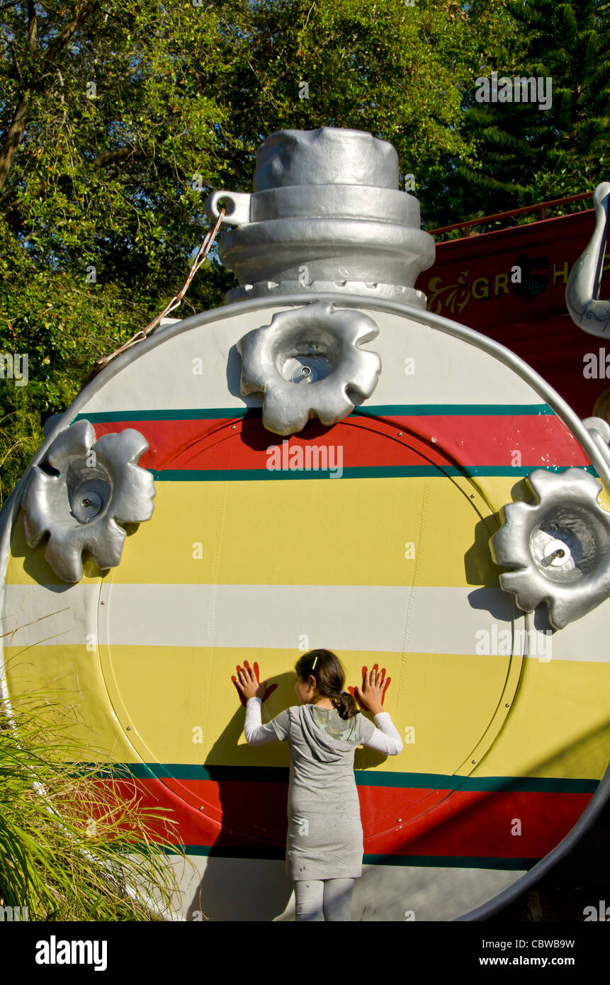 Fivels avec aire de jeux pour enfants Playland fille debout à côté de l'eau énorme cantine à Universal Studios Orlando en Floride Banque D'Images