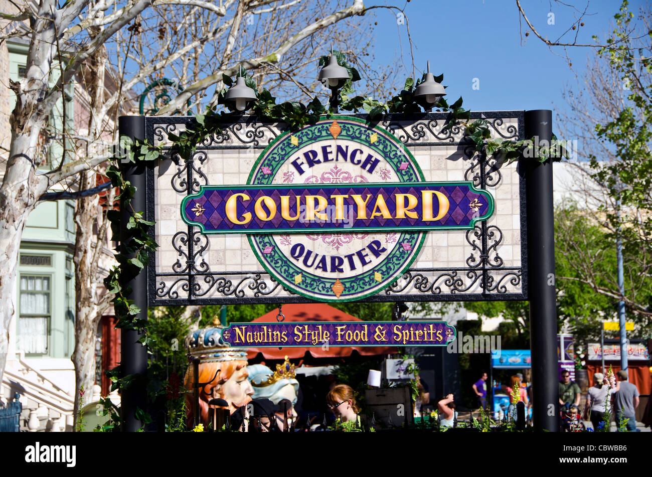 French Quarter Courtyard signe la décoration et les touristes à Universal Studios Orlando Mardi Gras annuel, en Floride Banque D'Images