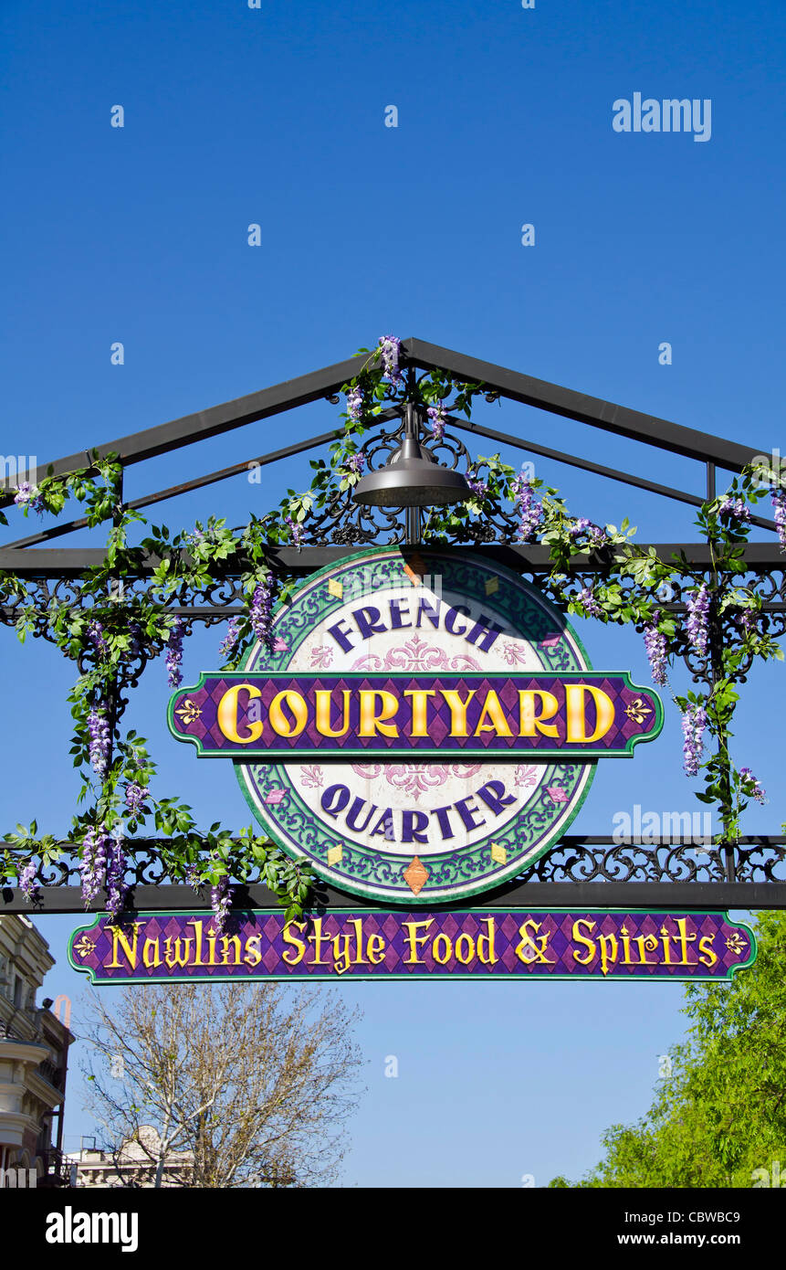 French Quarter Courtyard décorées signe à Universal Studios Orlando Mardi Gras annuel, en Floride Banque D'Images