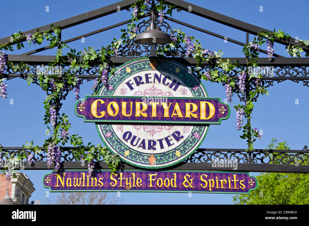 French Quarter Courtyard décorées signe à Universal Studios Orlando Mardi Gras annuel, en Floride Banque D'Images