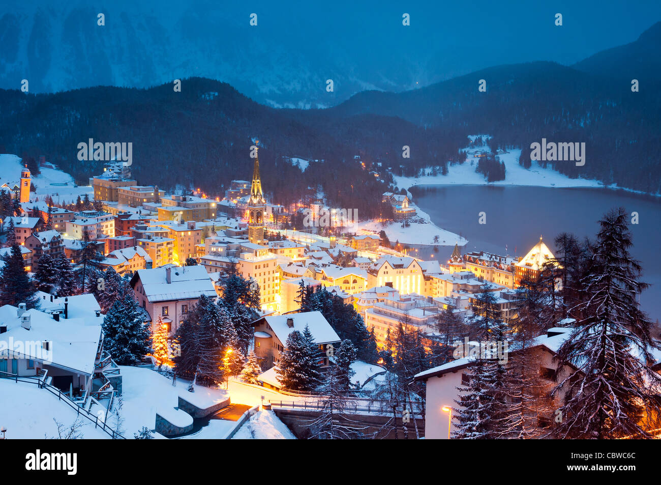Vue panoramique d'hiver au crépuscule sur Saint-Moritz, Suisse, Engadina Banque D'Images