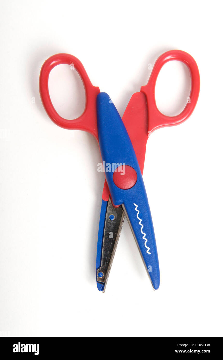 Ciseaux colorés pour enfants conçus pour l'artisanat et une utilisation sûre dans les écoles ou à la maison Banque D'Images