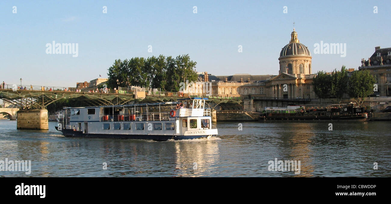 Riverboat sous le Pont des arts de Paris. La France. L'Europe. Banque D'Images