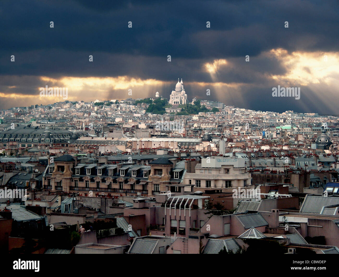 Paris, France, Europe - dans la lumière du soir avec les nuages de tempête Banque D'Images
