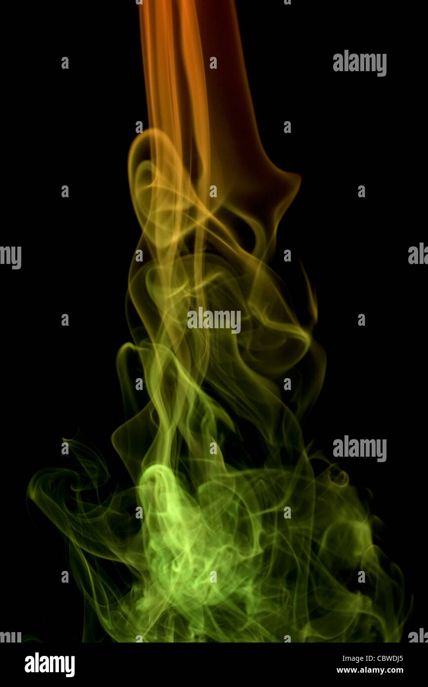Abstract photo montrant certains fumée colorée en fond noir Banque D'Images
