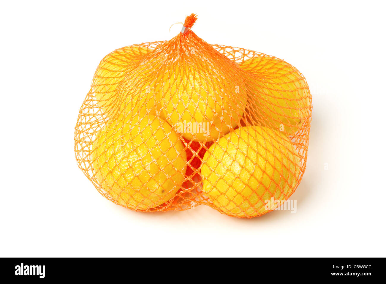 Citrons frais en filet en plastique Sac sur fond blanc Banque D'Images