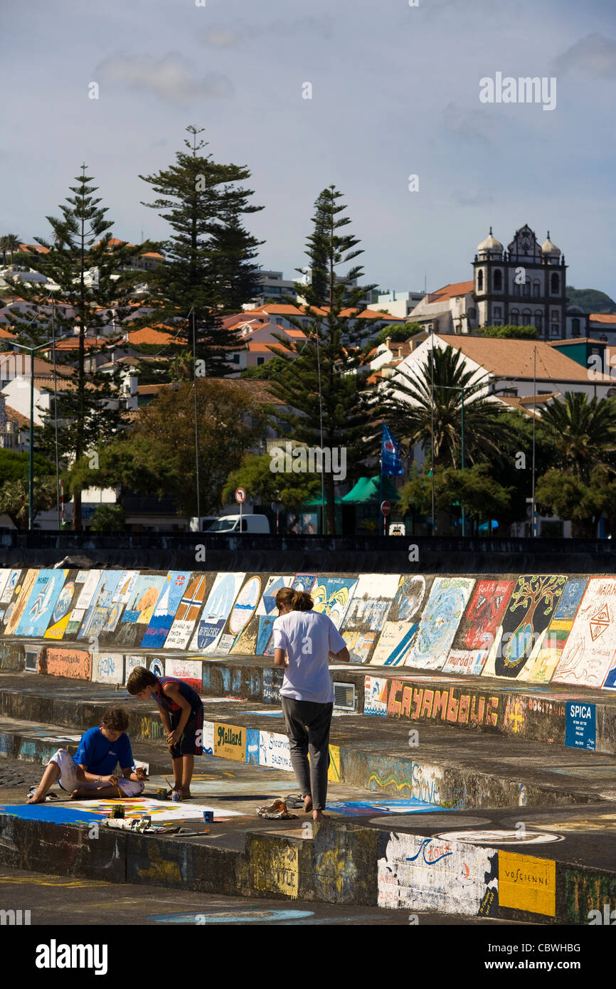 En visite à la main d'un navigateur peint une carte d'appel du navire sur le port de plaisance des murs dans Horta, île de Faial aux Açores Banque D'Images