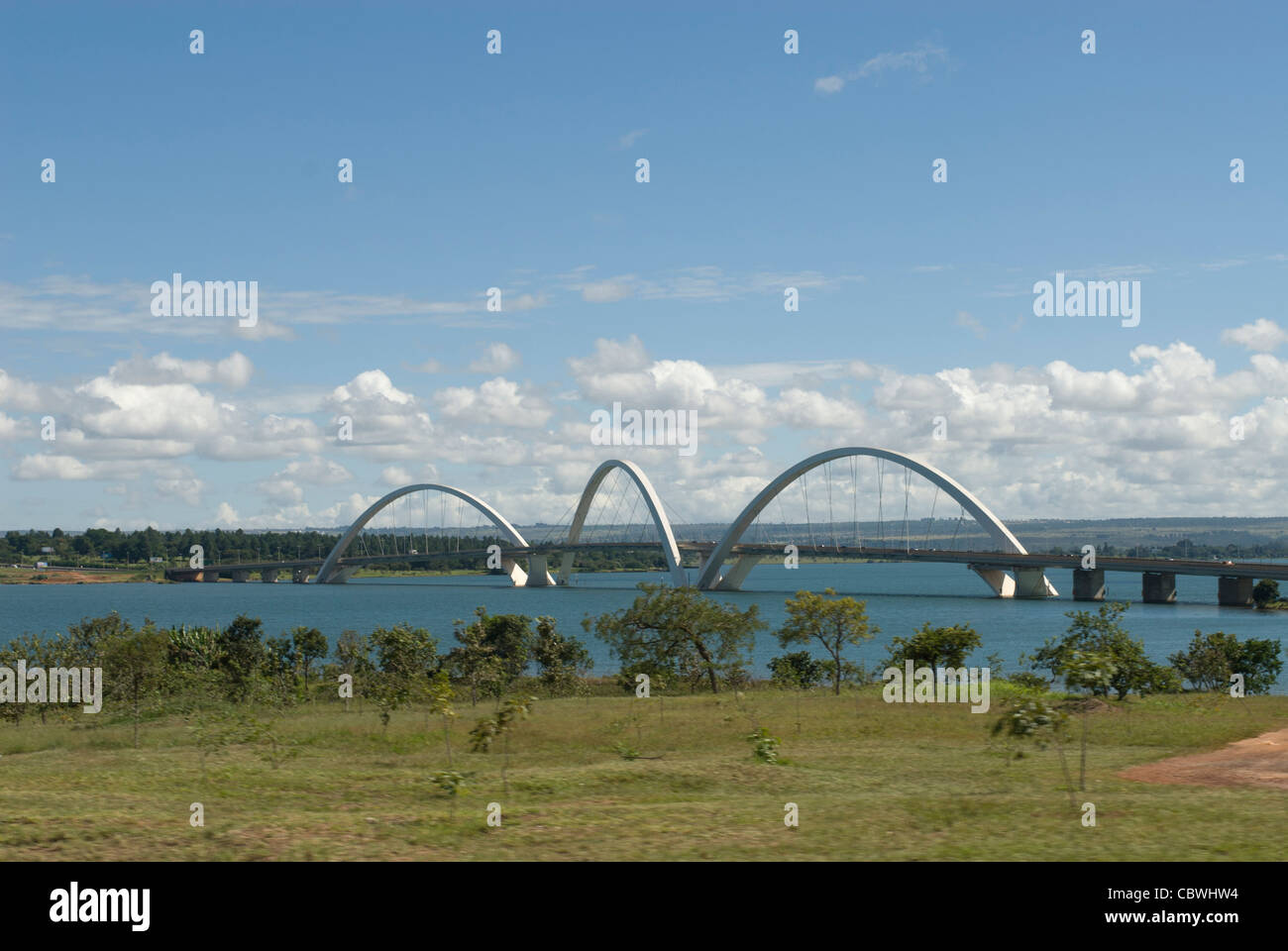 Brasilia, Brésil. Le pont Juscelino Kubitschek, également connu sous le nom de Ponte JK, Ponte Novo, traversant le Lago Sul. Banque D'Images