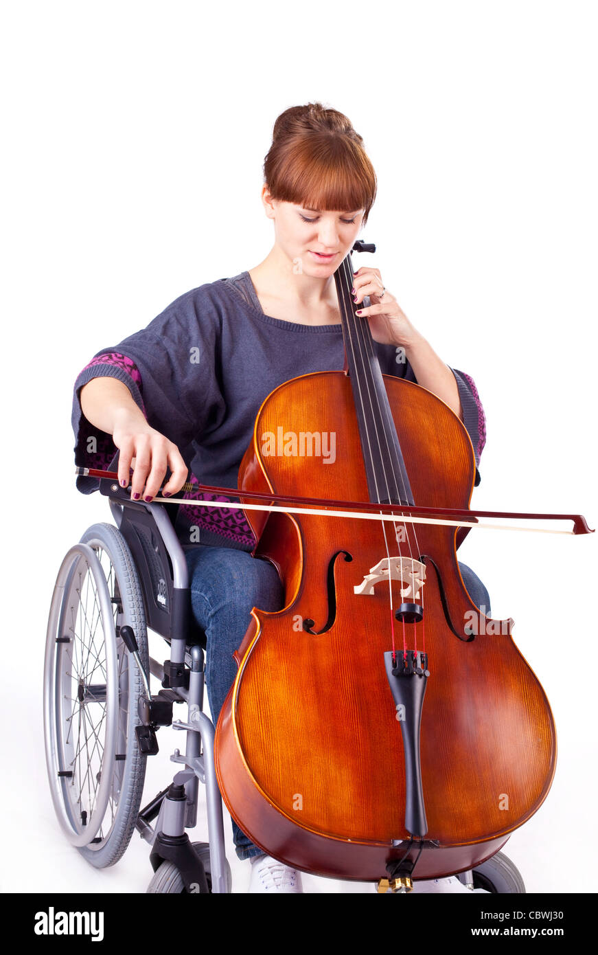 Fille non valide avec violoncelle sur fauteuil roulant isolated on white Banque D'Images