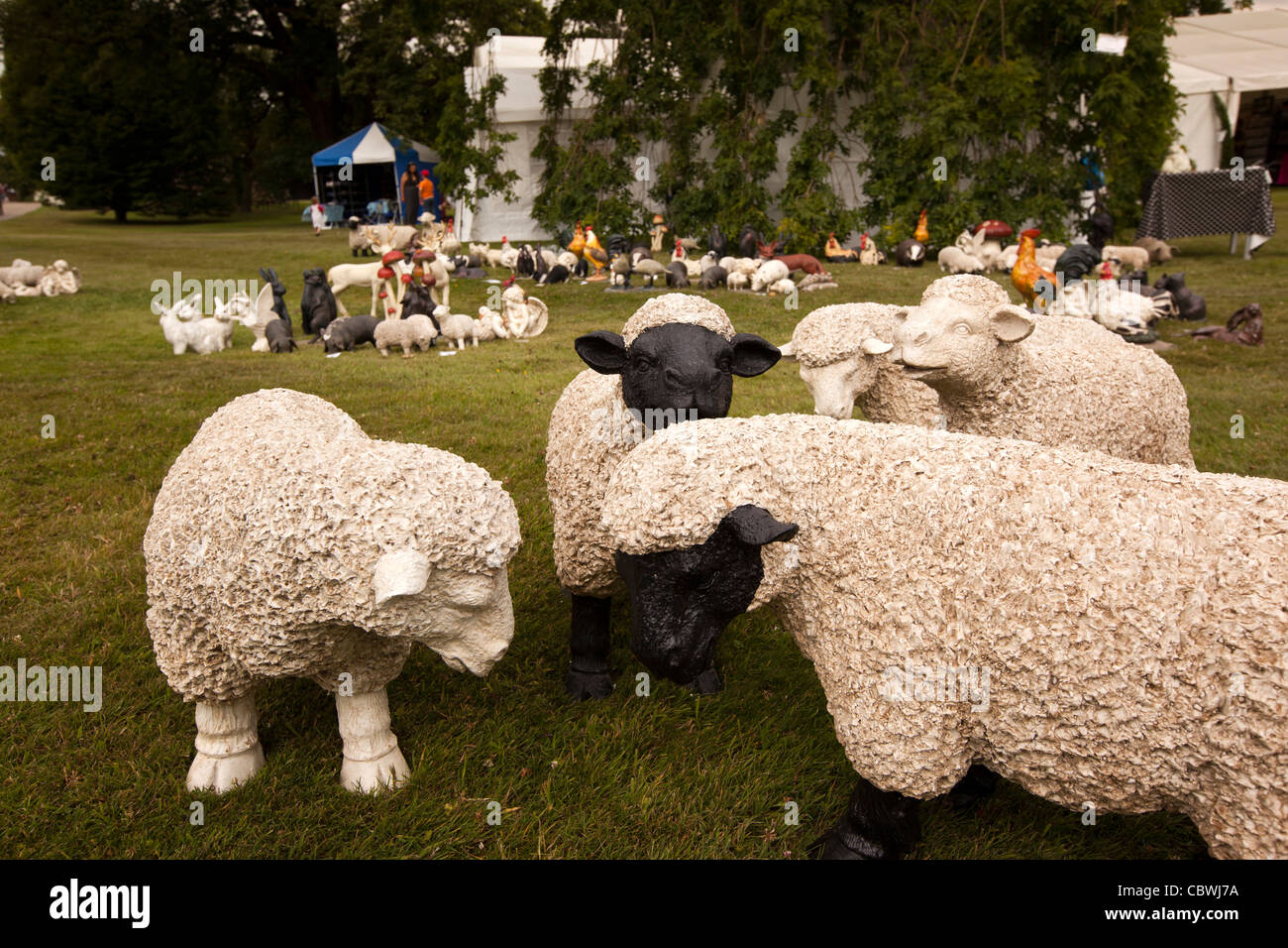 Royaume-uni, Angleterre, Bedfordshire, Woburn Abbey Garden Show, grand jardin ornements de moutons en céramique Banque D'Images