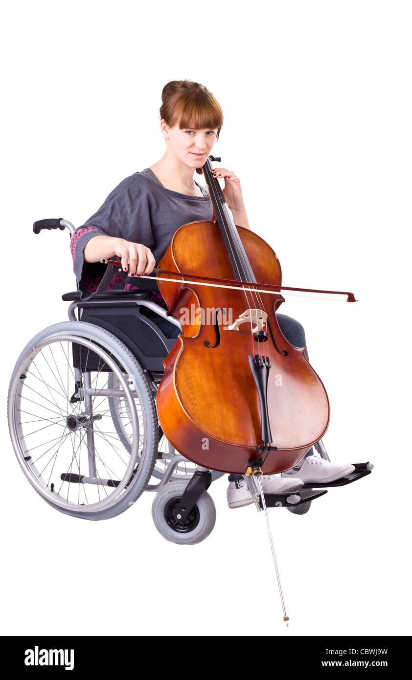 Fille non valide avec violoncelle sur fauteuil roulant isolated on white Banque D'Images