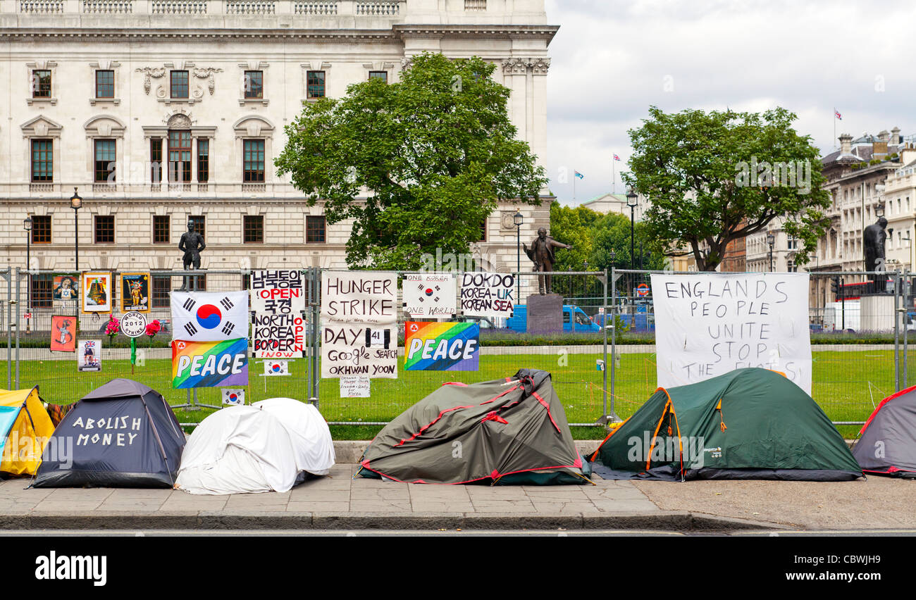 Des manifestants à Londres avec des tentes et des pancartes près de Parlement et Big Ben. Banque D'Images