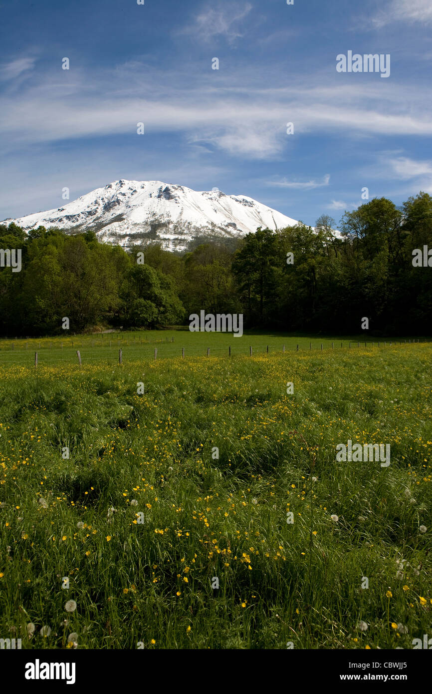 Montagnes couvertes de neige, au-dessus de la petite ville française de Bedous Banque D'Images