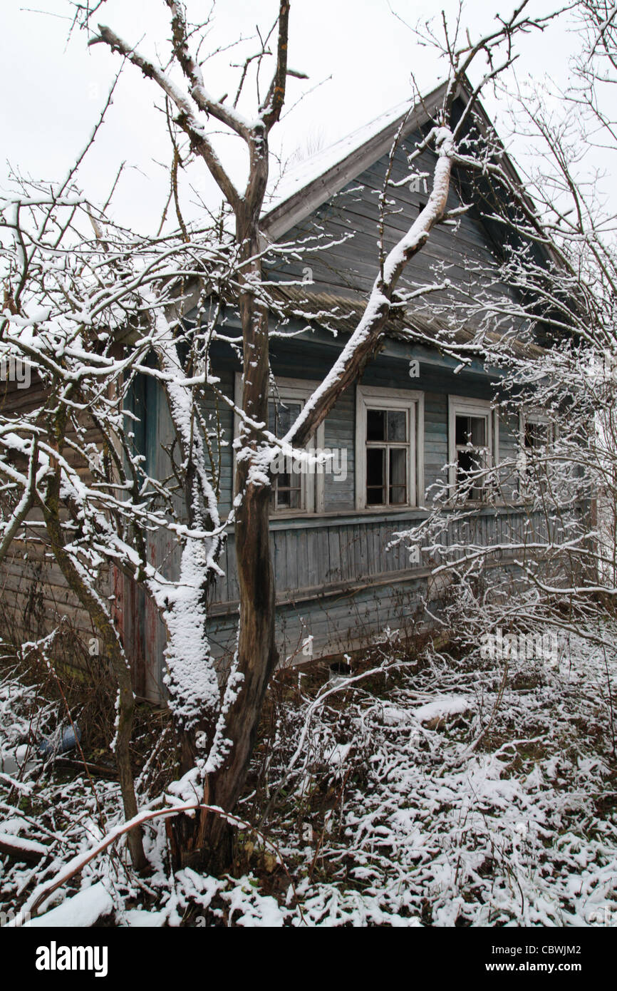 Maison ancienne dans un village en hiver Banque D'Images