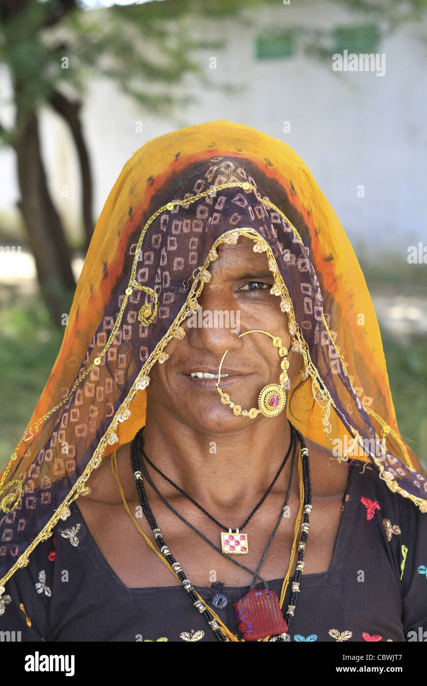 Travesti indien portant des bijoux d'or. Rajasthan Banque D'Images
