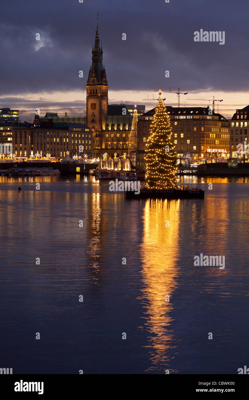 Avis de Hambourg, avec l'ensemble de l'Hôtel de ville (Inner Alster lac Binnenalster) juste avant Noël Banque D'Images