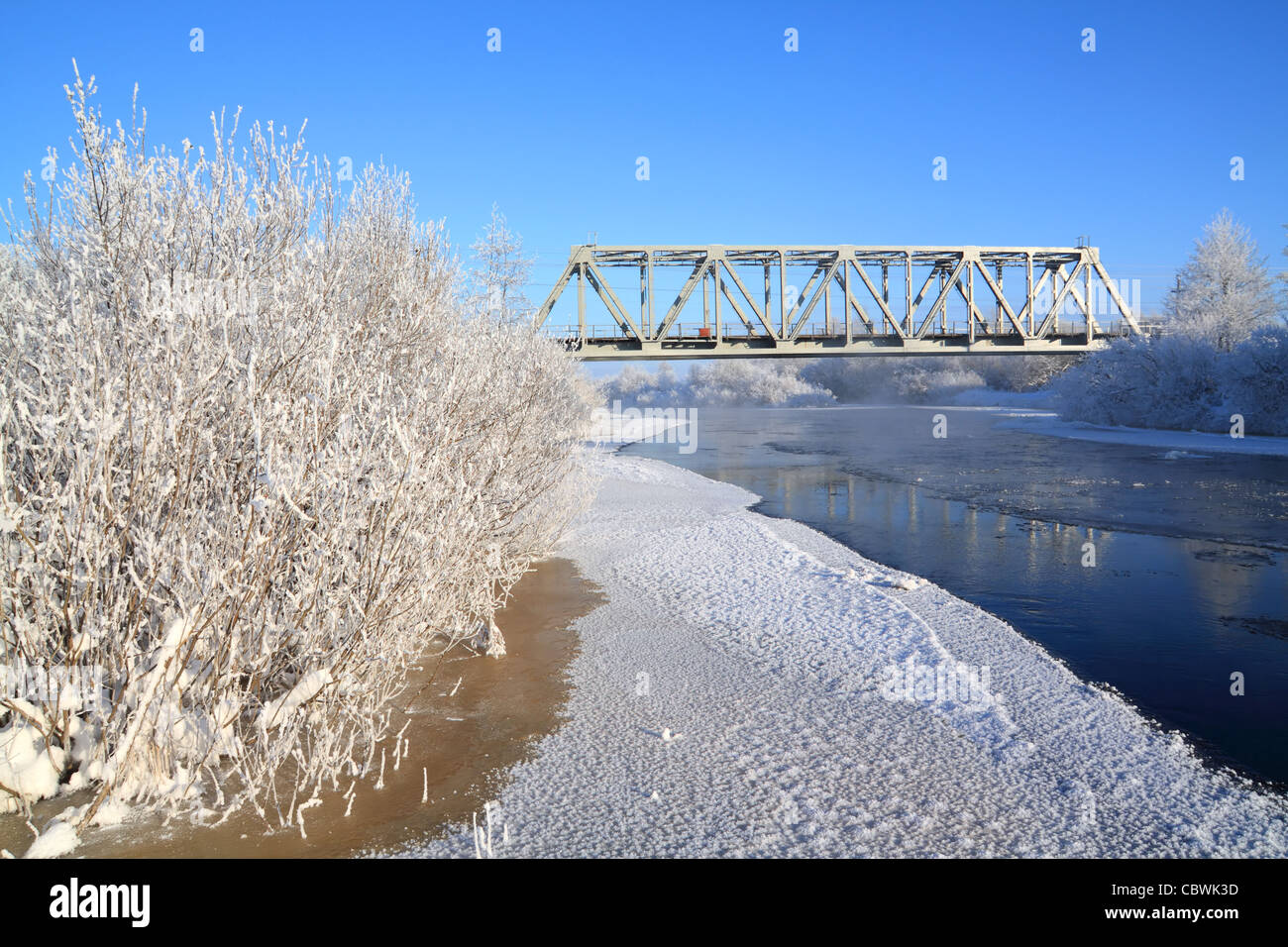 Vieux pont de chemin de fer grâce à petite rivière Banque D'Images