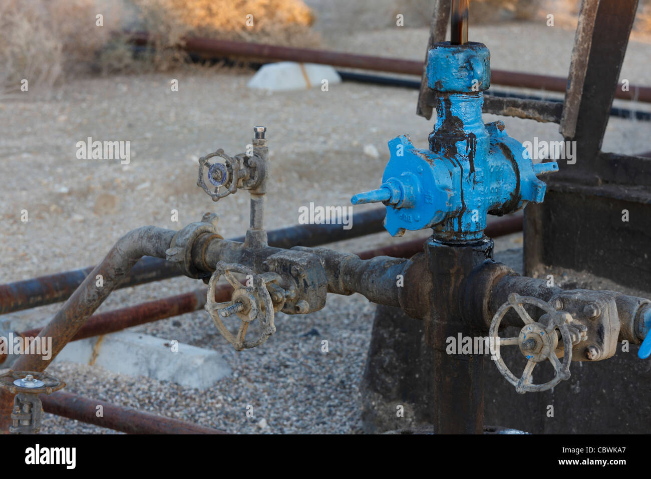 Close up d'une tête de puits de pétrole sur un puits de pétrole sur le champ pétrolifère de Midway-Sunset près de Taft, en Californie. Banque D'Images