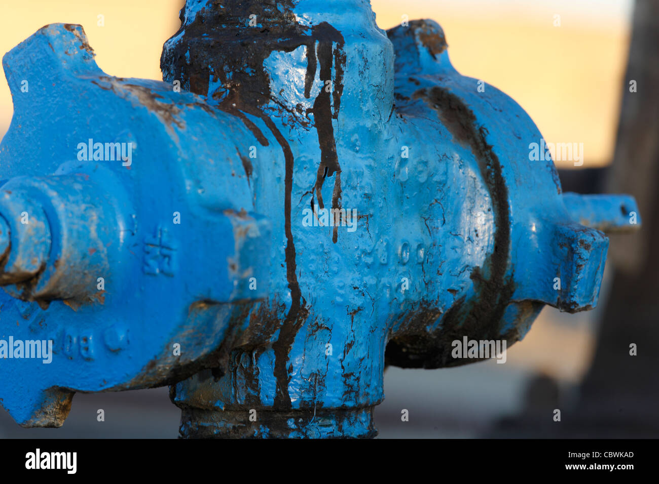 Close up d'une tête de puits de pétrole sur un puits de pétrole sur le champ pétrolifère de Midway-Sunset près de Taft, en Californie. Banque D'Images