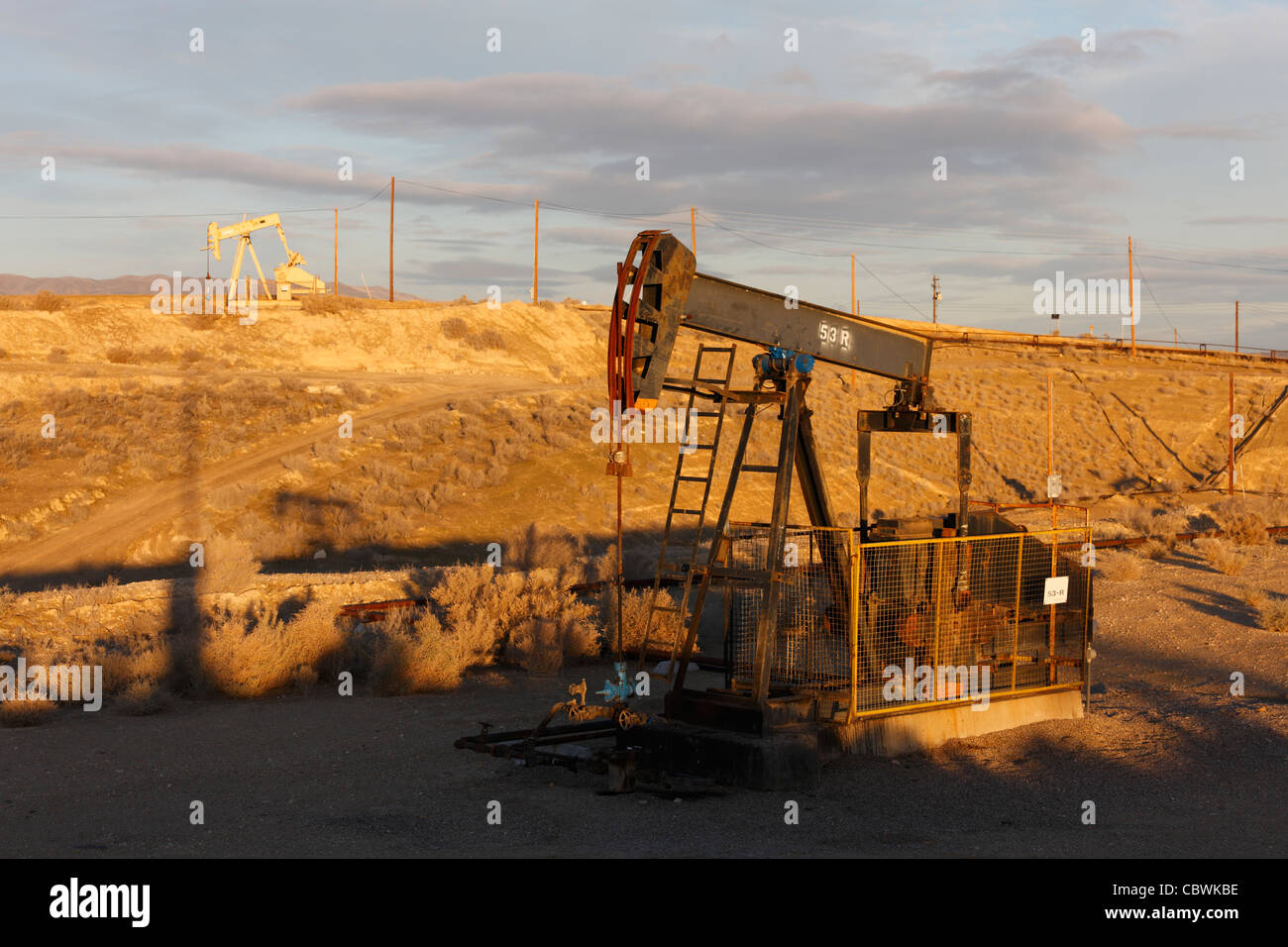 Pompes à huile sur les puits de pétrole sur le champ pétrolifère de Midway-Sunset près de Taft, Californie à l'aube. Banque D'Images